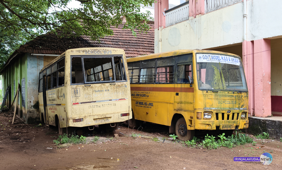 എംഎല്‍എ ഫണ്ടില്‍ നിന്നും അനുവദിച്ച നടവരമ്പ് സ്‌കൂളിലെ രണ്ടു ബസുകള്‍ കട്ടപ്പുറത്തായ നിലയില്‍.