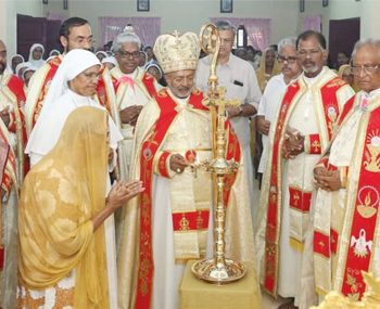 ഇരിങ്ങാലക്കുട ശാന്തിസദനില്‍ ജൂബിലി സ്മാരകമായി നിര്‍മിച്ച ഗ്രോട്ടോ ബിഷപ് മാര്‍ പോളി കണ്ണൂക്കാടന്‍ ഉദ്ഘാടനം ചെയ്യുന്നു.