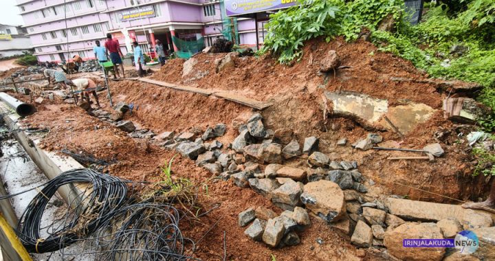 തൃശൂര്‍ - കൊടുങ്ങല്ലൂര്‍ സംസ്ഥാനപാതയിലെ ജനറല്‍ ആശുപത്രിയുടെ മുന്‍വശത്ത് നടപ്പാത കൈയേറി നിര്‍മിച്ച മതില്‍ പൊളിച്ചു നീക്കിയ ശേഷം വീണ്ടും പണി ആരംഭിച്ചപ്പോള്‍.