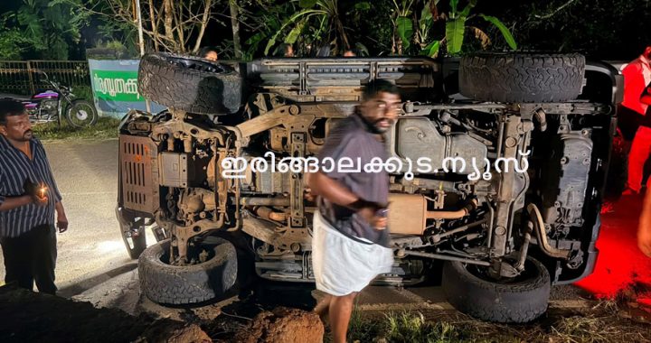 അപകടത്തില്‍പ്പെട്ട് മറിഞ്ഞ ജീപ്പ്.