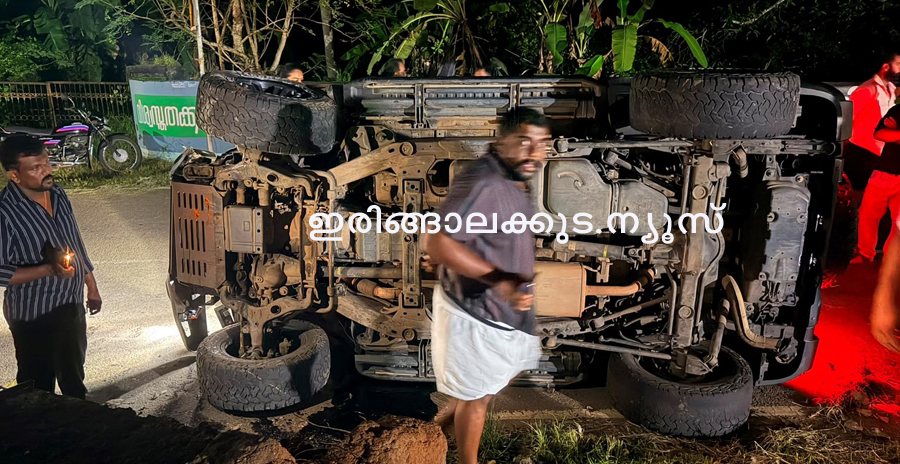 അപകടത്തില്‍പ്പെട്ട് മറിഞ്ഞ ജീപ്പ്.