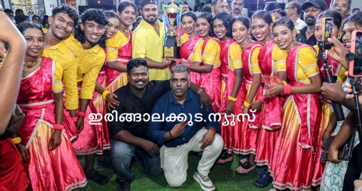 കാട്ടൂര്‍ സര്‍വീസ് സഹകരണ ബാങ്കിന്റെ ആഭിമുഖ്യത്തില്‍ നടത്തുന്ന ഞാറ്റുവേല മഹോത്സവത്തിന്റെ ഭാഗമായി സംഘടിപ്പിച്ച അഖില കേരള വീരനാട്യ മത്സരത്തിലെ വിജയികള്‍ക്ക് പ്രമുഖ യൂടൂബര്‍ ബല്ലാത്ത ജാതി റിജാസ് ഡബര്‍ഗഡി ട്രോഫിയും ക്യാഷ് അവാര്‍ഡും നല്‍കുന്നു.