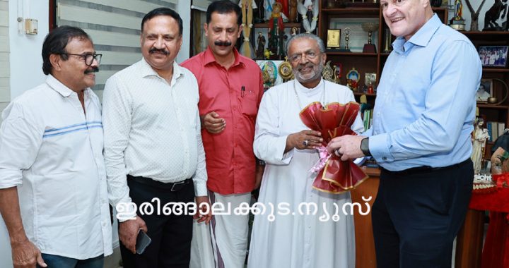 ആസ്‌ത്രേലിയന്‍ എംപിയും മുന്‍ മന്ത്രിയും മേയറുമായിരുന്ന ഡേവിഡ് ഹോഡ്‌ജെറ്റ് ബിഷപ് മാര്‍ പോളി കണ്ണൂക്കാടന് ബൊക്ക നല്‍കുന്നു.