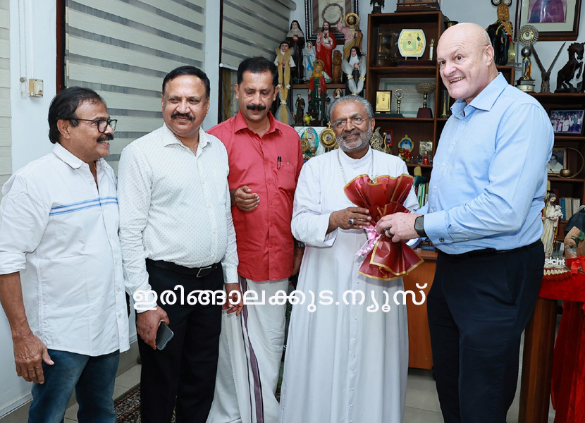 ആസ്‌ത്രേലിയന്‍ എംപിയും മുന്‍ മന്ത്രിയും മേയറുമായിരുന്ന ഡേവിഡ് ഹോഡ്‌ജെറ്റ് ബിഷപ് മാര്‍ പോളി കണ്ണൂക്കാടന് ബൊക്ക നല്‍കുന്നു.
