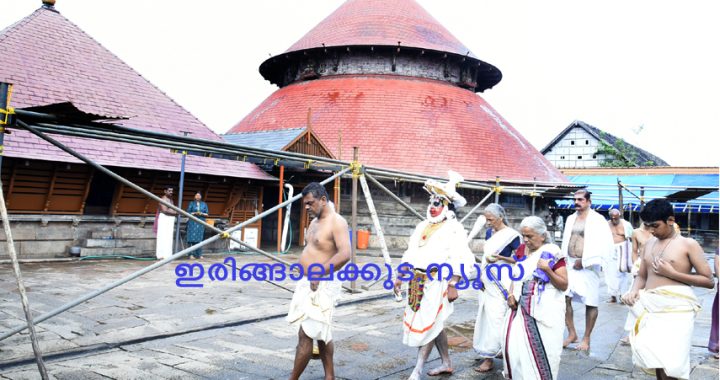 കൂടല്‍മാണിക്യം കൂത്തമ്പലത്തില്‍ അംഗുലീയാങ്കം കൂത്ത് പുറപ്പാട് അവതരിപ്പിച്ചശേഷം ഹനുമാന്‍ വേഷത്തില്‍ ഡോ. അമ്മന്നൂര്‍ മാധവ് ചാക്യാര്‍ തീര്‍ഥം വാങ്ങുന്നതിനായി ശ്രീകോവിലിലേക്ക് പുറപ്പെടുന്നു.