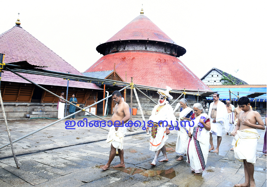 കൂടല്‍മാണിക്യം കൂത്തമ്പലത്തില്‍ അംഗുലീയാങ്കം കൂത്ത് പുറപ്പാട് അവതരിപ്പിച്ചശേഷം ഹനുമാന്‍ വേഷത്തില്‍ ഡോ. അമ്മന്നൂര്‍ മാധവ് ചാക്യാര്‍ തീര്‍ഥം വാങ്ങുന്നതിനായി ശ്രീകോവിലിലേക്ക് പുറപ്പെടുന്നു.