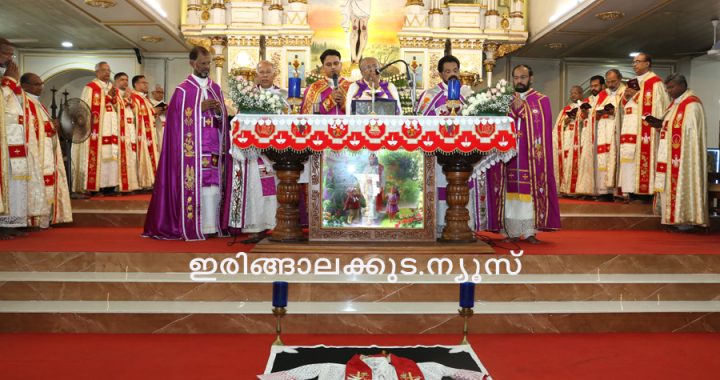 ഇരിങ്ങാലക്കുട രൂപതയുടെ പ്രഥമ ബിഷപ് മാര്‍ ജെയിം് പഴയാറ്റിലിന്‍റെ പത്താംചരമവാര്‍ഷികത്തോടനുബന്ധിച്ച് ഇരിങ്ങാലക്കുട സെന്‍റ് തോമസ് കത്തീഡ്രലില്‍ നടന്ന അനുസ്മരണബലിക്ക് ബിഷപ് മാര്‍ പോളി കണ്ണൂക്കാടന്‍ മുഖ്യകാര്‍മികത്വം വഹിക്കുന്നു.  രൂപത വികാരി ജനറാള്‍മാരായ മോണ്‍. ജോസ് മാളിയേക്കല്‍, മോണ്‍. വില്‍സണ്‍ ഈരത്തറ, മോണ്‍. ആന്‍റു ആലപ്പാടന്‍, കത്തീഡ്രല്‍ വികാരി ഫാ. ഡോ. ലാസര്‍ കുറ്റിക്കാടന്‍ തുടങ്ങിയവര്‍ സമീപം.
