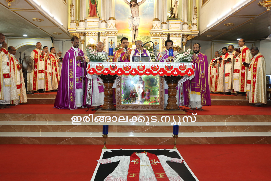 ഇരിങ്ങാലക്കുട രൂപതയുടെ പ്രഥമ ബിഷപ് മാര്‍ ജെയിം് പഴയാറ്റിലിന്‍റെ പത്താംചരമവാര്‍ഷികത്തോടനുബന്ധിച്ച് ഇരിങ്ങാലക്കുട സെന്‍റ് തോമസ് കത്തീഡ്രലില്‍ നടന്ന അനുസ്മരണബലിക്ക് ബിഷപ് മാര്‍ പോളി കണ്ണൂക്കാടന്‍ മുഖ്യകാര്‍മികത്വം വഹിക്കുന്നു.  രൂപത വികാരി ജനറാള്‍മാരായ മോണ്‍. ജോസ് മാളിയേക്കല്‍, മോണ്‍. വില്‍സണ്‍ ഈരത്തറ, മോണ്‍. ആന്‍റു ആലപ്പാടന്‍, കത്തീഡ്രല്‍ വികാരി ഫാ. ഡോ. ലാസര്‍ കുറ്റിക്കാടന്‍ തുടങ്ങിയവര്‍ സമീപം.