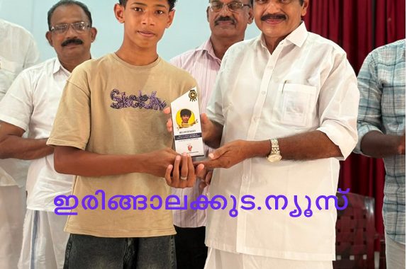 കല്ലേറ്റുംകര ബിവിഎം ഹയര്‍സെക്കന്‍ഡറി സ്‌കൂളില്‍ സംഘടിപ്പിച്ച എംഎല്‍എ എക്‌സലന്‍സ് അവാര്‍ഡ് വിതരണം അഡ്വ. തോമസ് ഉണ്ണിയാടന്‍ എംഎല്‍എ ഉദ്ഘാടനം ചെയ്യുന്നു.
