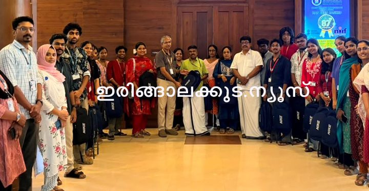 തവനിഷിന്റെ തണല്‍ പദ്ധതിയുടെ ഭാഗമായി ഇരിങ്ങാലക്കുട ബിആര്‍സിയിലെ ഭിന്നശേഷി കുട്ടികള്‍ക്ക് നല്കുന്ന പഠനോപകരണങ്ങള്‍ ക്രൈസ്റ്റ് കോളജ് വൈസ് പ്രിന്‍സിപ്പല്‍ ഡോ. സേവിയര്‍ ജോസഫില്‍ നിന്ന് ബ്ലോക്ക് പ്രൊജക്റ്റ് കോ ഓര്‍ഡിനേറ്റര്‍ സത്യപാലന്‍ മാസ്റ്റര്‍ ഏറ്റുവാങ്ങുന്നു.