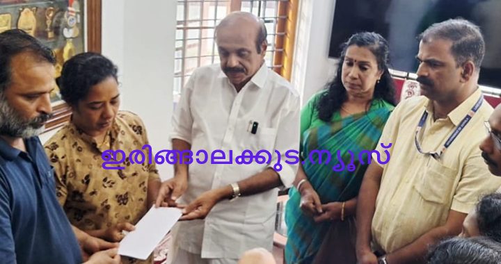 ആളൂരില്‍ പോലീസ് വാഹനം ഇടിച്ചുണ്ടായ അപകടത്തില്‍ മരിച്ച പീണിക്കപ്പറമ്പില്‍ ജുവിന്‍ രാജുവിന്റെ കുടുംബത്തിന് മുഖ്യമന്ത്രിയുടെ ദുരിതാശ്വാസനിധിയില്‍ നിന്നും അനുവദിച്ച അഞ്ചുലക്ഷം രൂപ അഡ്വ. തോമസ് ഉണ്ണിയാടന്‍ എംഎല്‍എ കൈമാറുന്നു.