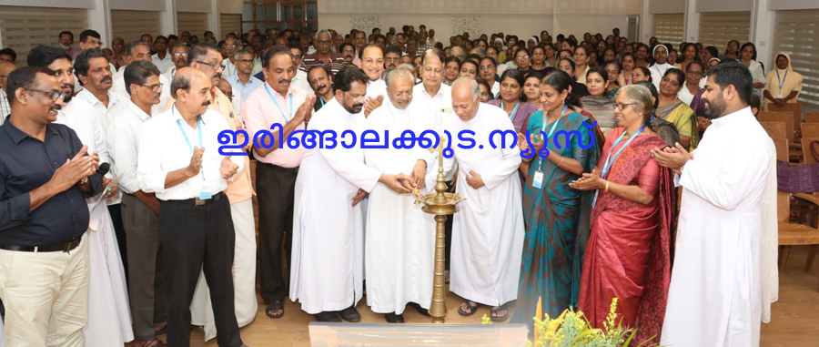 ഇരിങ്ങാലക്കുട രൂപത പ്രഥമ മെത്രാന്‍ മാര്‍ ജെയിംസ് പഴയാറ്റിലിന്റെ പത്താമത് ചരമവാര്‍ഷിക അനുസ്മരണവും ബിഷപ്പിന്റെ സ്മരണയ്ക്കായി രൂപത ആരംഭിച്ച ഹൃദയ പാലിയേറ്റീവ് കെയറിന്റെ ഒന്‍പതാം വാര്‍ഷിക സമ്മേളനവും ബിഷപ് മാര്‍ പോളി കണ്ണൂക്കാടന്‍ ഉദ്ഘാടനം ചെയ്യുന്നു. രൂപത വികാരി ജനറാള്‍മാരായ മോണ്‍. ജോസ് മാളിയേക്കല്‍, മോണ്‍. വില്‍സണ്‍ ഈരത്തറ എന്നിവര്‍ സമീപം.