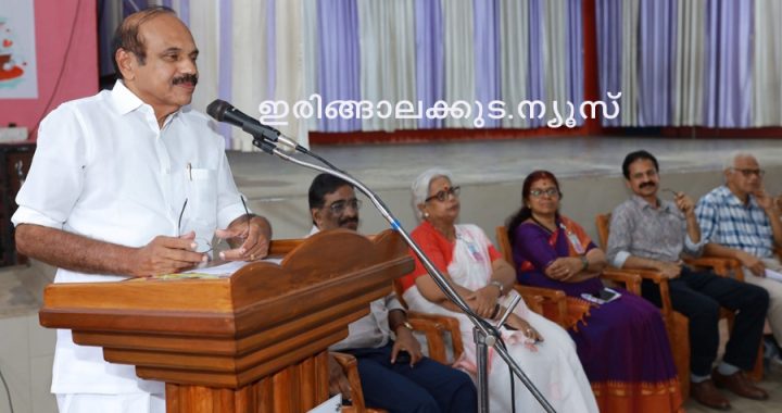 ഭവന്‍സ് റാങ്കിംഗില്‍ ഇരിങ്ങാലക്കുട ഭാരതീയ വിദ്യാഭവന്‍ കേന്ദ്രത്തിന് ലഭിച്ച നേട്ടത്തിന്റെ ഭാഗമായി സംഘടിപ്പിച്ച ആഘോഷ പരിപാടിയില്‍ അഡ്വ. തോമസ് ഉണ്ണിയാടന്‍ എംഎല്‍എ പ്രസംഗിക്കുന്നു.