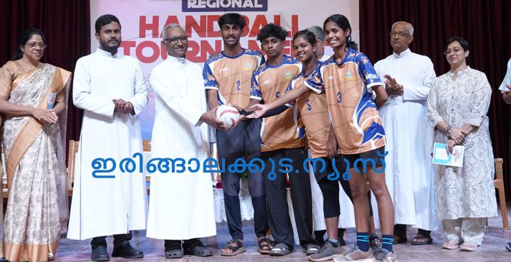 ഇരിങ്ങാലക്കുട ഡോണ്‍ ബോസ്‌കോ സെന്‍ട്രല്‍ സ്‌കൂളില്‍ സംഘടിപ്പിച്ച റീജിണല്‍ ഹാന്‍ഡ്‌ബോള്‍ ടൂര്‍ണമെന്റിന്റെ ഉദ്ഘാടനം ഡോണ്‍ ബോസ്‌കോ സ്‌കൂളുകളുടെ റെക്ടറും മാനേജരുമായ ഫാ. ഇമ്മാനുവല്‍ വട്ടക്കുന്നേല്‍ എസ്ഡിബി മത്സരപ്പന്ത് ടീമുകള്‍ക്ക് കൈമാറികൊണ്ട് നിര്‍വഹിക്കുന്നു.