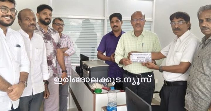 ജൈവ കൃഷിയിലൂടെ വിഷരഹിത പച്ചക്കറി എന്ന ലക്ഷ്യത്തില്‍ കേരള ടാക്‌സ് പ്രാക്ടീഷനേഴ്‌സ് അസോസിയേഷന്‍ ഇരിങ്ങാലക്കുട മേഖല നടപ്പിലാക്കുന്ന വീട്ടുമുറ്റത്തൊരു പച്ചക്കറിത്തോട്ടം എന്ന പദ്ധതിയുടെ ഉദ്ഘാടനം മേഖല പ്രസിഡന്റ് കെ.ആര്‍. മുരളീധരന്‍ നിര്‍വഹിക്കുന്നു.