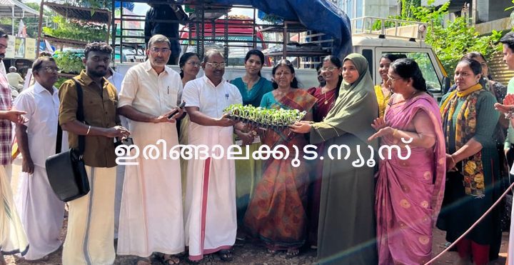 വിഷന്‍ ഇരിങ്ങാലക്കുടയുടെ 10 ാമത് ഞാറ്റുവേല മഹോത്സവത്തോടുനുബന്ധിച്ച് നടന്ന തൈവണ്ടി യാത്രയുടെ ഉദ്ഘാടനം ഇരിങ്ങാലക്കുട ബ്ലോക്ക് പഞ്ചായത്ത് പ്രസിഡന്റ് ടി.ജി. ശങ്കരനാരായണന്‍ മുനിസിപ്പല്‍ വൈസ് ചെയര്‍പേഴ്‌സണ്‍ ചിന്ത ധര്‍മ്മരാജന് തൈകള് കൈമാറിക്കൊണ്ട് നിര്‍വഹിക്കുന്നു.
