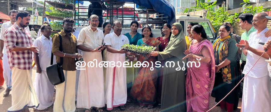 വിഷന്‍ ഇരിങ്ങാലക്കുടയുടെ 10 ാമത് ഞാറ്റുവേല മഹോത്സവത്തോടുനുബന്ധിച്ച് നടന്ന തൈവണ്ടി യാത്രയുടെ ഉദ്ഘാടനം ഇരിങ്ങാലക്കുട ബ്ലോക്ക് പഞ്ചായത്ത് പ്രസിഡന്റ് ടി.ജി. ശങ്കരനാരായണന്‍ മുനിസിപ്പല്‍ വൈസ് ചെയര്‍പേഴ്‌സണ്‍ ചിന്ത ധര്‍മ്മരാജന് തൈകള് കൈമാറിക്കൊണ്ട് നിര്‍വഹിക്കുന്നു.