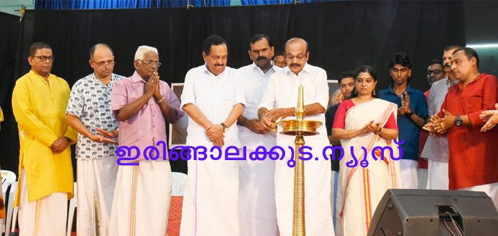 പ്രശസ്ത കഥകളി കലാകാരന്‍ കലാനിലയം ഗോപിനാഥന്റെ ചരമവാര്‍ഷികത്തോടനുബന്ധിച്ച് അദ്ദേഹത്തിന്റെ ശിഷ്യരും ഇരിങ്ങാലക്കുട കഥകളി ക്ലബ്ബും ചേര്‍ന്ന് സംഘടിപ്പിച്ച അനുസ്മരണ സമ്മേളനം അഡ്വ. തോമസ് ഉണ്ണിയാടന്‍ എംഎല്‍എ ഉദ്ഘാടനം ചെയ്യുന്നു.
