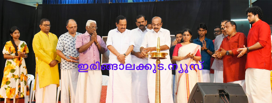 പ്രശസ്ത കഥകളി കലാകാരന്‍ കലാനിലയം ഗോപിനാഥന്റെ ചരമവാര്‍ഷികത്തോടനുബന്ധിച്ച് അദ്ദേഹത്തിന്റെ ശിഷ്യരും ഇരിങ്ങാലക്കുട കഥകളി ക്ലബ്ബും ചേര്‍ന്ന് സംഘടിപ്പിച്ച അനുസ്മരണ സമ്മേളനം അഡ്വ. തോമസ് ഉണ്ണിയാടന്‍ എംഎല്‍എ ഉദ്ഘാടനം ചെയ്യുന്നു.