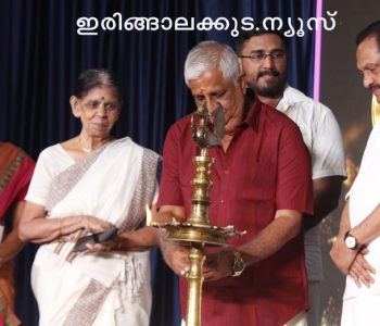 സംസ്‌കാരസാഹിതി നടത്തിയ ഏകദിന കലാസാംസ്‌കാരികോത്സവമായ അക്ഷരാംബരി സമാപനസമ്മേളനത്തില്‍ മേളപ്രാമാണികന്‍ പെരുവനം കുട്ടന്‍മാരാര്‍ തിരി തെളിയിക്കുന്നു.