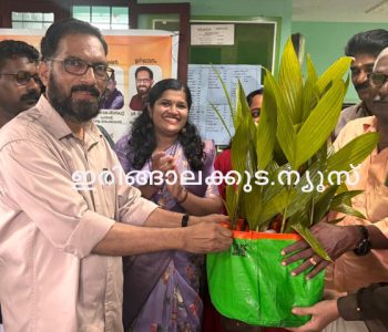 കാറളം പഞ്ചായത്ത് ഞാറ്റുവേലച്ചന്ത ജില്ലാ പഞ്ചായത്ത് വൈസ് പ്രസിഡന്റ് ടി.കെ. സുധീഷ് ഉദ്ഘാടനം ചെയ്യുന്നു.