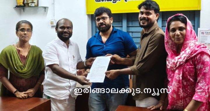പടിയൂര്‍ പഞ്ചായത്തിലും ഗ്രാമവണ്ടി വേണമെന്നാവശ്യപ്പെട്ട് കോണ്‍ഗ്രസ് അംഗങ്ങളായ ടി.ഡി. ദശോബ്, ബീന ജെയിംസ്, ഹാജിറ റഷീദ് എന്നിവര്‍ പഞ്ചായത്ത് പ്രസിഡന്റ് കെ.പി. കണ്ണന്‍, സെക്രട്ടറി പി.വി. ഷാബു എന്നിവര്‍ക്ക് നിവേദനം നല്‍കുന്നു.