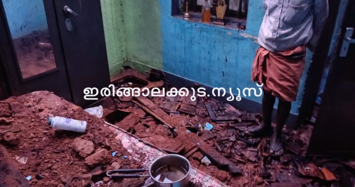 ഇന്നലെ പുലര്‍ച്ചെ ഉണ്ടായ ശക്തമായ കാറ്റിലും മഴയിലും മൂര്‍ക്കനാട് വാര്‍ഡ് 43 ല്‍ കലിക്കപറമ്പില്‍ ദിജുവിന്റെ ഓടിട്ട വീടിന് മുകളിലേക്ക് തെങ്ങ് വീണ് വീട് ഭാഗികമായി തകര്‍ന്ന നിലയില്‍.