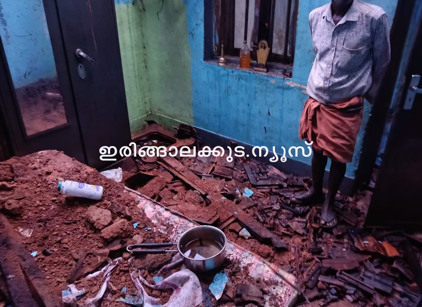 ഇന്നലെ പുലര്‍ച്ചെ ഉണ്ടായ ശക്തമായ കാറ്റിലും മഴയിലും മൂര്‍ക്കനാട് വാര്‍ഡ് 43 ല്‍ കലിക്കപറമ്പില്‍ ദിജുവിന്റെ ഓടിട്ട വീടിന് മുകളിലേക്ക് തെങ്ങ് വീണ് വീട് ഭാഗികമായി തകര്‍ന്ന നിലയില്‍.