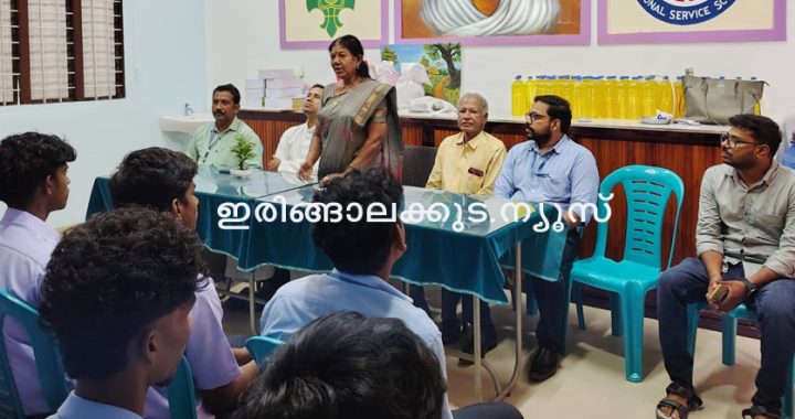 ) മൂര്‍ക്കനാട് സെന്റ് ആന്റണീസ് ഹയര്‍സെക്കന്‍ഡറി സ്‌കൂളില്‍ എന്‍എസ്എസ് യൂണിറ്റിന്റെ നേതൃത്വത്തില്‍ സംഘടിപ്പിച്ച രക്തദാന ക്യാമ്പും സൗജന്യ നേത്രചികിത്സാ ക്യാമ്പും നഗരസഭ ചെയര്‍പേഴ്‌സണ്‍ ചിന്ത ധര്‍മ്മരാജന്‍ ഉദ്ഘാടനം ചെയ്യുന്നു.