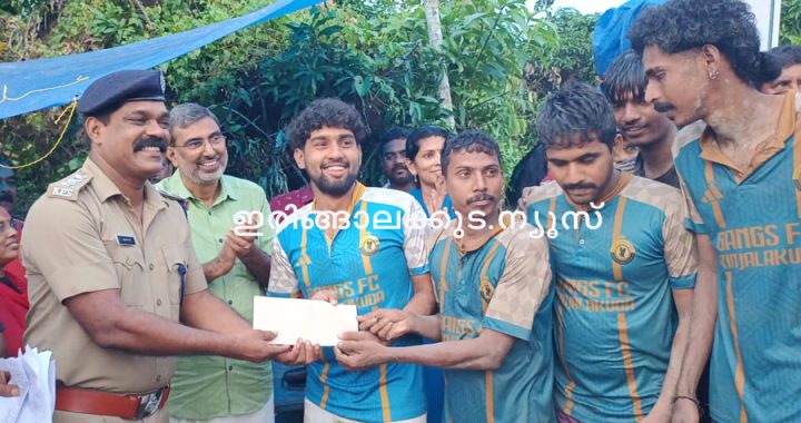 വിഷന്‍ ഇരിങ്ങാലക്കുടയുടെ നേതൃത്വത്തില്‍ സംഘടിപ്പിക്കുന്ന 10 ാമത് ഞാറ്റുവേല മഹോത്സവം 2026ന്റെ ഭാഗമായി പൊറത്തിശേരി കോട്ടപ്പാടത്ത് സംഘടിപ്പിച്ച മഡ് ഫുട്‌ബോള്‍, മഡ് റേസ് മത്സരത്തിലെ വിജയികള്‍ക്ക് തൃശൂര്‍ റേഞ്ച് ഇന്റേണല്‍ സെക്യൂരിറ്റി ഡിവൈഎസ്പി പി.ആര്‍. ബിജോയ് ക്യാഷ് അവാര്‍ഡ് നല്‍കുന്നു.