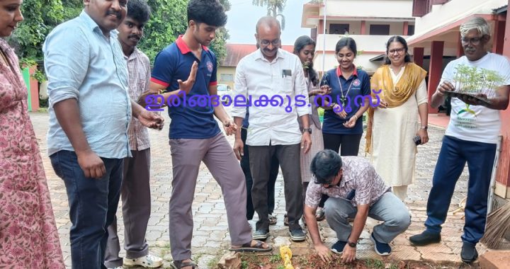 ഇരിങ്ങാലക്കുട ഗവണ്‍മെന്റ് മോഡല്‍ ബോയ്‌സ് ഹയര്‍സെക്കന്‍ഡറി സ്‌കൂളില്‍ നാഷണല്‍ സര്‍വീസ് സ്‌കീമിന്റെ ആഭിമുഖ്യത്തില്‍ സംഘടിപ്പിച്ച ഓണത്തിന് സ്വന്തം പൂക്കള്‍ എന്ന പദ്ധതിയുടെ ഉദ്ഘാടനം പ്രിന്‍സിപ്പല്‍ എം.കെ. മുരളി നിര്‍വഹിക്കുന്നു.