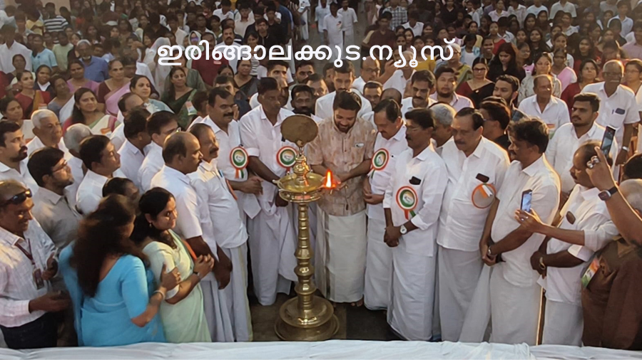 ഇന്ത്യന്‍ നാഷണല്‍ കോണ്‍ഗ്രസ് ഇരിങ്ങാലക്കുട നിയോജകമണ്ഡലം കമ്മിറ്റിയുടെ ആഭിമുഖ്യത്തില്‍ സംഘടിപ്പിച്ച മെറിറ്റ് ഡേ ആദരണ സമ്മേളനം രാജീവ്ഗാന്ധി മുനിസിപ്പല്‍ ടൗണ്‍ഹാളില്‍ ഷാഫി പറമ്പില്‍ എംപി ഉദ്ഘാടനം ചെയ്യുന്നു.