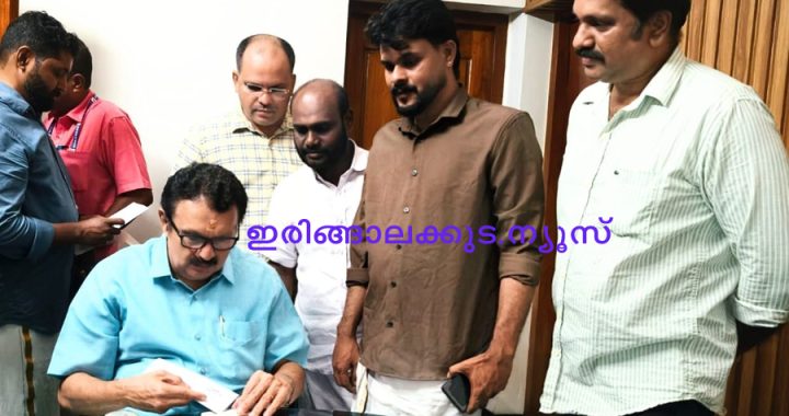 പടിയൂര്‍ കുടുംബാരോഗ്യകേന്ദ്രത്തില്‍ അധിക തസ്തികകളും പുതിയ ഒപി ബ്ലോക്കും അനുവദിക്കണം എന്ന ആവശ്യവുമായി പഞ്ചായത്ത് പ്രസിഡന്റ് കെ.പി. കണ്ണന്‍, ആരോഗ്യ സ്റ്റാന്‍ഡിംഗ് കമ്മിറ്റി ചെയര്‍മാന്‍ കെ.വി. ഹജീഷ്, പഞ്ചായത്തംഗം ടി.ഡി. ദശോബ് എന്നിവരുടെ നേതൃത്വത്തില്‍ ആരോ്യമന്ത്രി കെ. മുരളീധരനുമായി കൂടിക്കാഴ്ച നടത്തുന്നു.