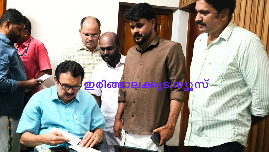 പടിയൂര്‍ കുടുംബാരോഗ്യകേന്ദ്രത്തില്‍ അധിക തസ്തികകളും പുതിയ ഒപി ബ്ലോക്കും അനുവദിക്കണം എന്ന ആവശ്യവുമായി പഞ്ചായത്ത് പ്രസിഡന്റ് കെ.പി. കണ്ണന്‍, ആരോഗ്യ സ്റ്റാന്‍ഡിംഗ് കമ്മിറ്റി ചെയര്‍മാന്‍ കെ.വി. ഹജീഷ്, പഞ്ചായത്തംഗം ടി.ഡി. ദശോബ് എന്നിവരുടെ നേതൃത്വത്തില്‍ ആരോ്യമന്ത്രി കെ. മുരളീധരനുമായി കൂടിക്കാഴ്ച നടത്തുന്നു.