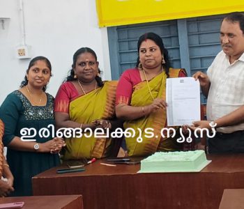 ഐഎസ്ഒ ഓഡിറ്റര്‍ കെ.എം. സലിം പടിയൂര്‍ കുടുംബശ്രീ സിഡിഎസ് ചെയര്‍പേഴ്‌സണ്‍ അജന്താ രമേശിന് ഐഎസ്ഒ സര്‍ട്ടിഫിക്കറ്റ് കൈമാറുന്നു.