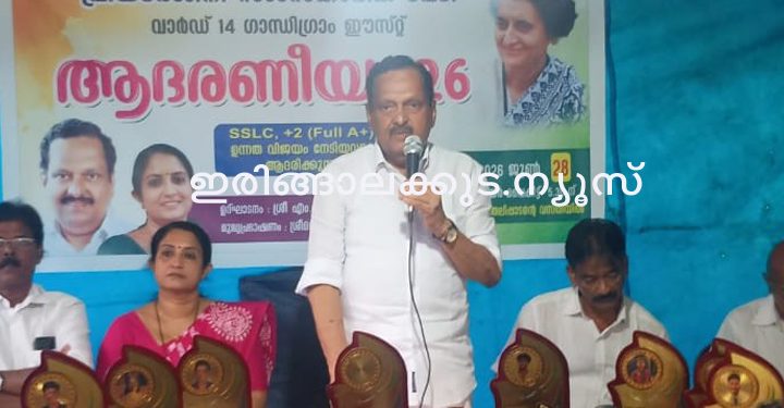 പ്രിയദര്‍ശിനി സാംസ്‌കാരിക വേദിയുടെ ആഭിമുഖ്യത്തില്‍ സംഘടിപ്പിച്ച ആദരണീയം പരിപാടി നഗരസഭാ ചെയര്‍മാന്‍ എം.പി. ജാക്‌സണ്‍ ഉദ്ഘാടനം ചെയ്യുന്നു.