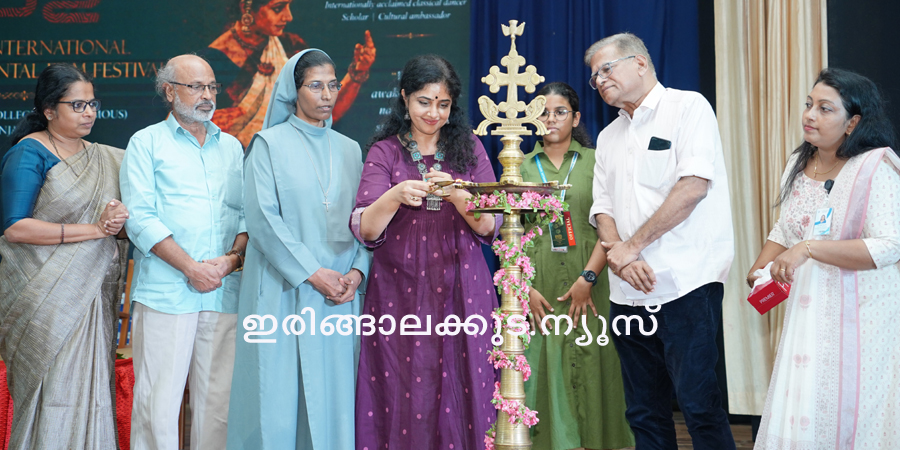 ഇരിങ്ങാലക്കുട സെന്റ് ജോസഫ്‌സ് കോളജില്‍ മൂന്നാമത് ഋതു അന്താരാഷ്ട്ര പരിസ്ഥിതി ലച്ചിത്ര മേളയുടെ ഉദ്ഘാടനം  പ്രശസ്ത നര്‍ത്തകിയും ഡോക്യുമെന്ററി സംവിധായികയുമായ ഡോ. മേതില്‍ ദേവിക നിര്‍വഹിക്കുന്നു.