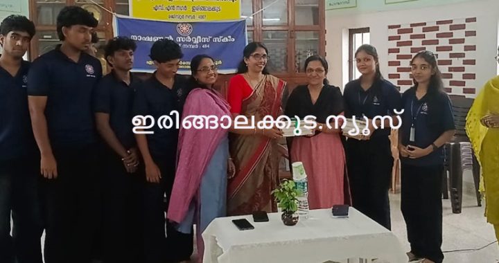 വായനാപക്ഷാചരണത്തോടനുബന്ധിച്ച് എസ്എന്‍ ഹയര്‍സെക്കന്‍ഡറി സ്‌കൂളിലെ എന്‍എസ്എസ് വളണ്ടിയേഴ്‌സ് ശേഖരിച്ച പുസ്തകങ്ങള്‍ എസ്എന്‍ പബ്ലിക് ലൈബ്രറിയിലേക്ക് കൈമാറുന്നു.