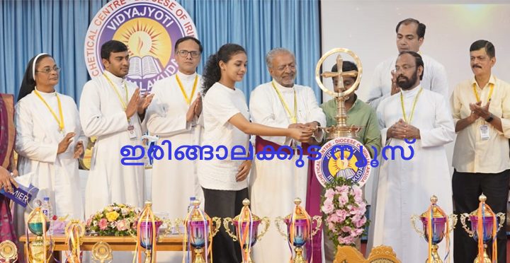 വിദ്യാജ്യോതി മതബോധനകേന്ദ്രത്തില്‍ നടന്ന വിശ്വാസ പരിശീലന അവാര്‍ഡ് വിതരണ സമ്മേളനം ബിഷപ് മാര്‍ പോളി കണ്ണൂക്കാടന്‍ ഉദ്ഘാടനം ചെയ്യുന്നു.