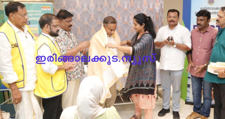 ഇരിങ്ങാലക്കുട വെസ്റ്റ് ലയണ്‍സ് ക്ലബ്ബിന്റെ നേതൃത്വത്തില്‍ മാകെയര്‍ ഇരിങ്ങാലക്കുടയിലെ ഡോക്ടര്‍മാരെ ഡോക്ടേഴ്‌സ് ദിനാചരണത്തില്‍ മുന്‍ നഗരസഭ ചെയര്‍പേഴ്‌സണ്‍ സോണിയ ഗിരി ആദരിക്കുന്നു.
