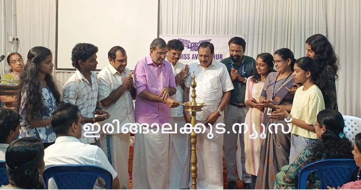 അവിട്ടത്തൂര്‍ എല്‍ബിഎസ്എം ഹയര്‍ സെക്കന്‍ഡറി സ്‌കൂളിലെ പ്ലസ് വണ്‍ പ്രവേശനോത്സവം ജില്ലാ പഞ്ചായത്തംഗം ജോസ് ജെ. ചിറ്റിലപ്പിള്ളി ഉദ്ഘാടനം ചെയ്യുന്നു.
