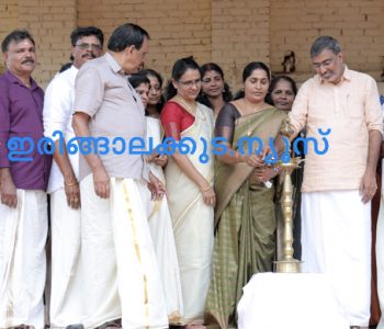 അവിട്ടത്തൂര്‍ എല്‍ബിഎസ്എം ഹയര്‍സെക്കന്‍ഡറി സ്‌കൂളില്‍ സംഘടിപ്പിച്ച ഓണാഘോഷം വേളൂക്കര പഞ്ചായത്ത് പ്രസിഡന്റ് ഷീജ ഉണ്ണികൃഷ്ണന്‍, ജില്ലാ പഞ്ചായത്തംഗം ജോസ് ജെ. ചിറ്റിലപ്പിള്ളി എന്നിവര്‍ ചേര്‍ന്ന് ഉദ്ഘാടനം ചെയ്യുന്നു.
