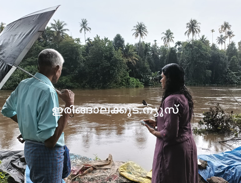 രാപ്പാളിന് സമീപം അപകടാവസ്ഥയിലായ പറാതോട് ബണ്ട് പറപ്പൂക്കര വില്ലേജ് ഓഫീസര്‍ പ്രസീദ ഗോപിനാഥ് സന്ദര്‍ശിച്ച് വിലയിരുത്തുന്നു.