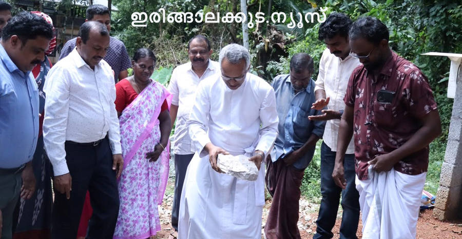 ഇരിങ്ങാലക്കുട ക്രൈസ്റ്റ് കോളജ് എന്‍എസ്എസ് 20, 49 യൂണിറ്റുകള്‍ ചേര്‍ന്ന് നടപ്പിലാക്കുന്ന അഭയം പദ്ധതിയിലെ പുതിയ വീടിന്റെ തറക്കല്ലിടല്‍ മാപ്രാണത്ത് നടത്തിയപ്പോള്‍.