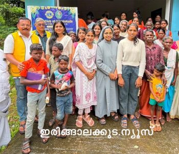 ലയണ്‍സ് ക്ലബിന്റെ നേതൃത്വത്തില്‍ ഇരിങ്ങാലക്കുട സെന്റ് ജോസഫ്‌സ് കോളജ് ബോട്ടണി, കെമിസ്ട്രി എന്നീ വകുപ്പുകളുടെ സഹകരണത്തോടെ അതിരപ്പിള്ളി മുക്കം പുഴ ആദിവാസി ഉന്നതിയില്‍ യൂത്ത് എംപവര്‍മെന്റ് പ്രൊജക്റ്റിന്റെ ഭാഗമായി സംഘടിപ്പിച്ച ഓണമധുരം 2026 ല്‍ പങ്കെടുത്തവര്‍.