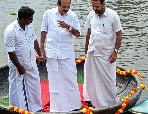 കാറളം പഞ്ചായത്തിന്റെ നന്തി തൂവാനം ടൂറിസം പദ്ധതിയുടെ ഭാഗമായി കൊട്ടവഞ്ചിയുടെയും കയാക്കിന്റെയും ട്രയല്‍ റണ്‍ അഡ്വ. തോമസ് ഉണ്ണിയാടന്‍ എംഎല്‍എ ഉദ്ഘാടനം ചെയ്യുന്നു.