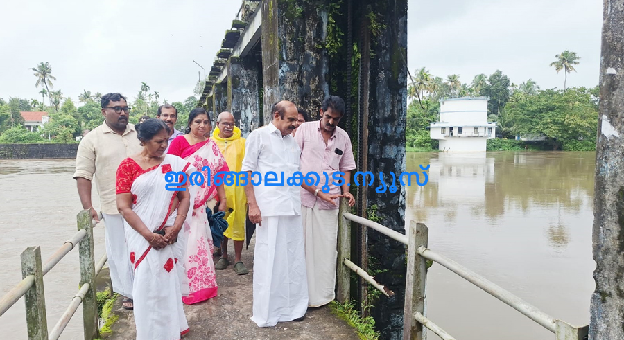 ഇല്ലിക്കല്‍ റെഗുലേറ്റര്‍ കം ബ്രിഡ്ജിന്റെ താഴെ വെള്ളമൊഴുക്കിനെ തടസപ്പെടുത്തി തടിക്കഷണങ്ങളും മറ്റ് വസ്തുക്കളും കിടക്കുന്നത് അഡ്വ. തോമസ് ഉണ്ണിയാടന്‍ എംഎല്‍എയുടെ നേതൃത്വത്തില്‍ ജനപ്രതിനിധികളും വിവിധ വകുപ്പ് ഉദ്യോഗസ്ഥരും പരിശോധിക്കുന്നു.