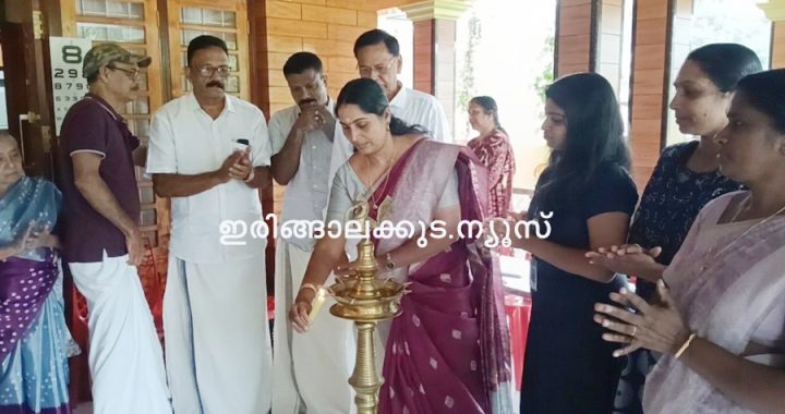 കൊമ്പിടിഞ്ഞാമാക്കല്‍ ലയണ്‍സ് ക്ലബ്, ഇരിങ്ങാലക്കുട മാകെയര്‍ ഡയഗ്‌നോസ്റ്റിക്‌സ് ആന്‍ഡ് പോളിക്ലിനിക് (മണപ്പുറം ഫൗണ്ടേഷന്‍), മുല്ലശേരി വൈദ്യമന്ദിരം എന്നിവയുടെ സംയുക്താഭിമുഖ്യത്തില്‍ സംഘടിപ്പിച്ച സൗജന്യ ആയുര്‍വേദ മെഡിക്കല്‍ ക്യാമ്പ് വേളൂക്കര പഞ്ചായത്ത് പ്രസിഡന്റ് ഷീജ ഉണ്ണികൃഷ്ണന്‍ ഉദ്ഘാടനം ചെയ്യുന്നു.
