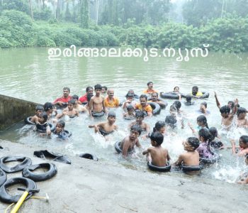 വേളൂക്കര പഞ്ചായത്തിലെ നിരഞ്ജന വായനശാലയുടെ നേതൃത്വത്തില്‍ നടപ്പിലാക്കുന്ന ജലസാക്ഷരതാ പദ്ധതിയുടെ ഭാഗമായി സംഘടിപ്പിച്ച നീന്തല്‍ പരിശീലന പരിപാടി.