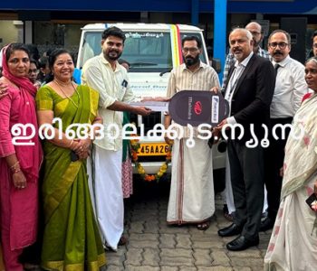 ക്ലീന്‍ പടിയൂര്‍ പദ്ധതിയ്ക്കും ഹരിതകര്‍മ്മസേനയുടെ ക്ലീന്‍ പ്രവര്‍ത്തനങ്ങള്‍ക്കുമായി ഫെഡറല്‍ ബാങ്ക് സിഎസ്ആര്‍ ഫണ്ട് വഴി നല്‍കിയ വാഹനത്തിന്റെ താക്കോല്‍ ദാനം ഫെഡറല്‍ ബാങ്ക് സോണല്‍ ഹെഡ് സി.എം. ശശിധരന്‍ പടിയൂര്‍ പഞ്ചായത്ത് പ്രസിഡന്റ് കെ.പി. കണ്ണന് കൈമാറികൊണ്ട് നിര്‍വഹിക്കുന്നു.